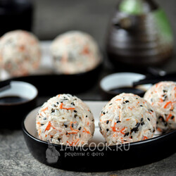 Корейские рисовые шарики с нори