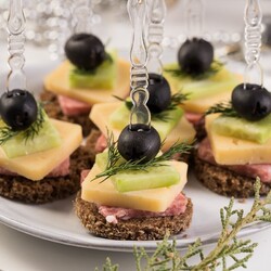 5 несложных рецептов закусок “Канапе” с зелеными и черными оливками (маслинами)