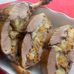 Утка без кости с сухофруктами