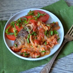 Караси в томатно-сливочном соусе