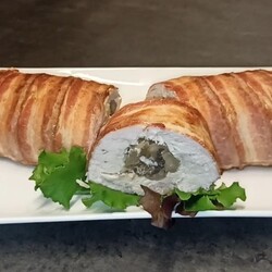 Куриный рулет с грибами в беконе