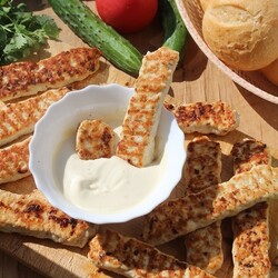 "Палочки" из фарша с белым соусом