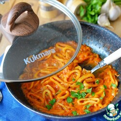 Кальмары в томатном соусе на сковороде