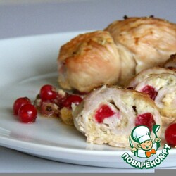 Рулетики из индейки с красной смородиной