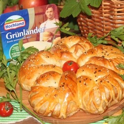 Пирог-цветок с капустой, колбасой, сыром