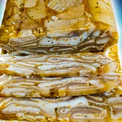 Закуска из свиных шкурок