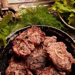 Баранина с грушевым соусом