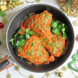 Куриные бедра под пикантной сырной шапочкой