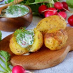 Запеченный молодой картофель с легким соусом