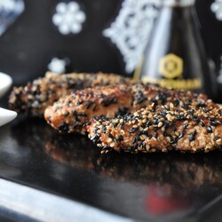 Лосось в кунжуте в азиатском стиле