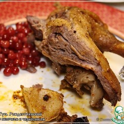 Гусь рождественский с яблоком и черносливом