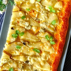 Пирог с грушами и сыром