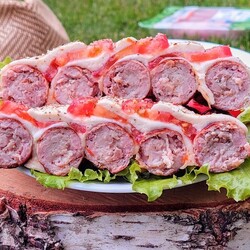 Купаты-гриль с моцареллой и томатами