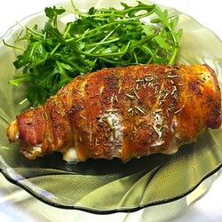 Куриные конвертики с помидорами в беконе