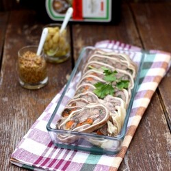 Рулет из субпродуктов с чесноком