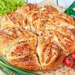 Дрожжевой пирог с сосисками и сыром