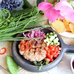 Плескавица из индейки с острым соусом