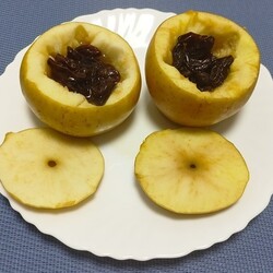 Яблоки с медом и изюмом