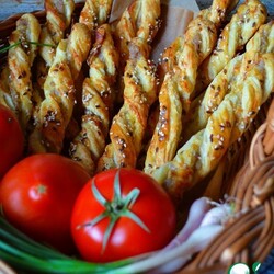 Слоёные палочки с фаршем и сыром