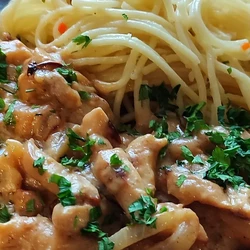 Мясо жареное в сметане с луком