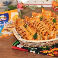 Пироги с сыром и копчеными сосисками