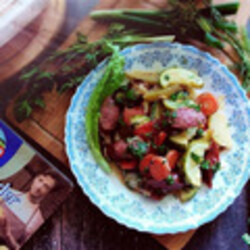 Молодые овощи с колбасками и сыром