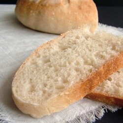 Простой пшеничный хлеб на закваске