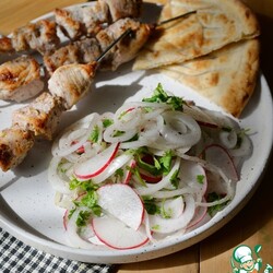 Салат из маринованного лука к шашлыку