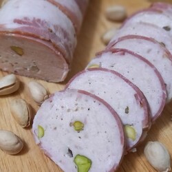 Куриный рулет с беконом и фисташками