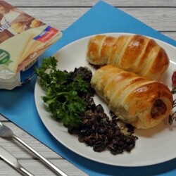 Куриные голени в слоеном тесте с грибами