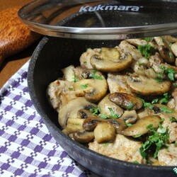 Сковорода со свининой и грибами