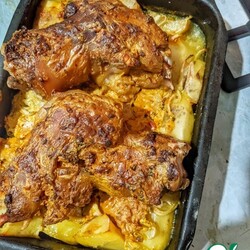 Свиные ножки с картофелем