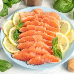 Соленая красная рыба голец