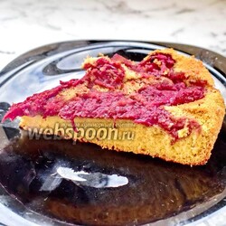 Шарлотка с замороженной клубникой