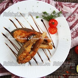 Лещ, жареный кусочками на сковороде