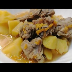 Очень вкусное  РАГУ на косточках из свинины  с картофелем. Сытное  блюдо.