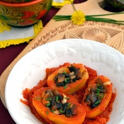 Картофель, фаршированный грибами, в томатном соусе