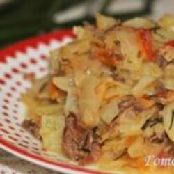 Тушеная капуста с тушенкой в кастрюле