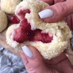 Кокосовые булочки с ягодной начинкой