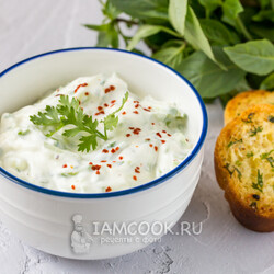 Греческий соус из йогурта с огурцом и чесноком — с фото