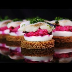 Селёдка и свёкла на чёрном хлебе