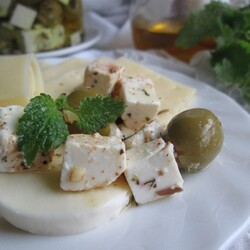 Маринованный сыр фета с оливками