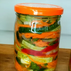 Салат из огурцов и кабачков "Радуга"