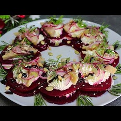 Селёдка на ломтике свеклы