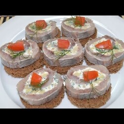 Бутерброд с селедкой и грибами