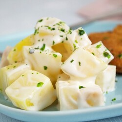 Zucchinisalat mit Rosinen und Oliven - Rezept