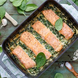 Einfacher Ofen Lachs auf Spinat