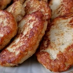 кабачок, куриная грудка и яйцо (без муки, манки, крахмала). Мяса всего 40%, а как котлеты