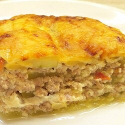 Кабачковая запеканка с фаршем, помидорами, сыром и сметанно-чесночным соусом: великолепное блюдо для всей семьи-Одна Минута