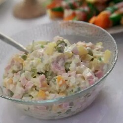 Эта заправка творит с оливье чудеса: тазик салата съедается сразу